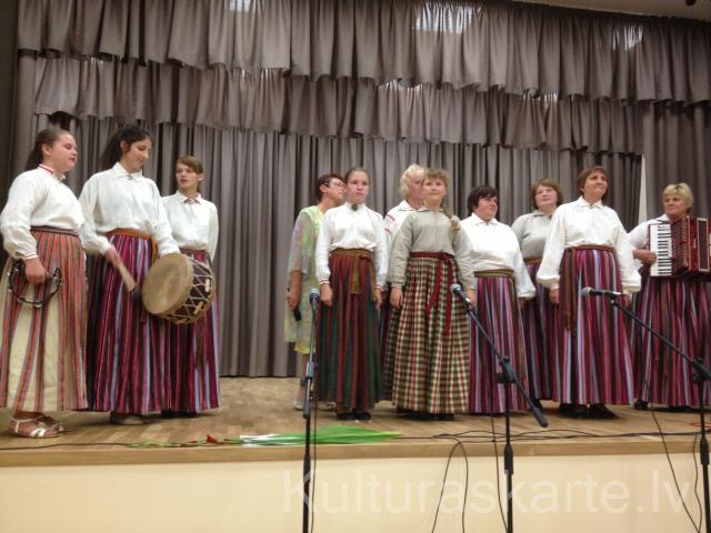 Folkloras kopa "Akmiņeica"
